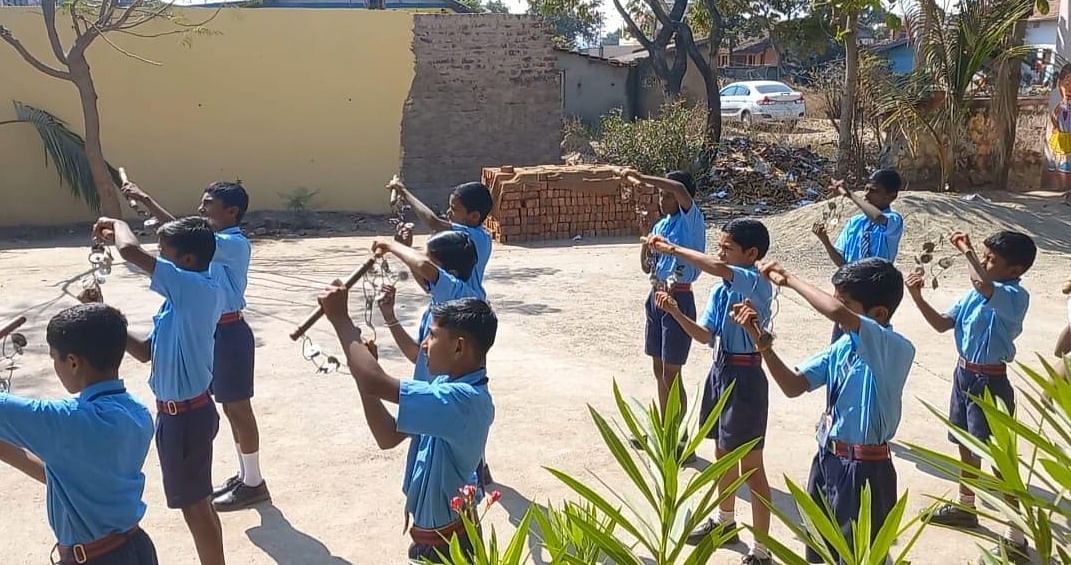 ಆಟವಾಡುತ್ತಿರುವ ಕರೋಶಿ ಗ್ರಾಮದ ಸರ್ಕಾರಿ ಪ್ರಾಥಮಿಕ ಶಾಲಾ ಮಕ್ಕಳು