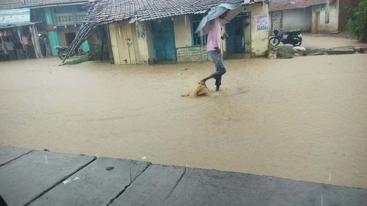 ಎಂ.ಕೆ.ಹುಬ್ಬಳ್ಳಿಯಲ್ಲಿ ಶುಕ್ರವಾರ ಸುರಿದ ಮಳೆಯಿಂದ ಮುಖ್ಯರಸ್ತೆ ಜಲಾವೃತಗೊಂಡಿರುವುದು