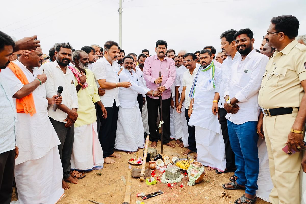 ಕನಕಗಿರಿ ಸಮೀಪದ ಗುಡದೂರುದಿಂದ ಮಲ್ಲಾಪುರ ಗ್ರಾಮದ ರಸ್ತೆಯಲ್ಲಿ ಬ್ರಿಡ್ಜ್ ಕಮ್ ಬ್ಯಾರೇಜ್ ಕಾಮಗಾರಿಗೆ ಜಿಲ್ಲಾ ಉಸ್ತುವಾರಿ ಸಚಿವ ಶಿವರಾಜ ತಂಗಡಗಿ ಅವರು ಭಾನುವಾರ ಭೂಮಿ ಪೂಜೆ ನೆರವೇರಿಸಿದರು