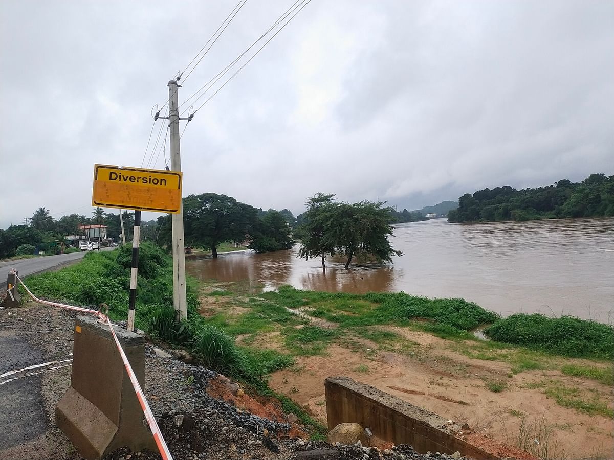 ಉಪ್ಪಿನಂಗಡಿಯಲ್ಲಿ ಹರಿಯುವ ನೇತ್ರಾವತಿ ನದಿ ಪಾತ್ರದಿಂದ ಹೊರಗೆ ಹರಿಯುತ್ತಿರುವುದು