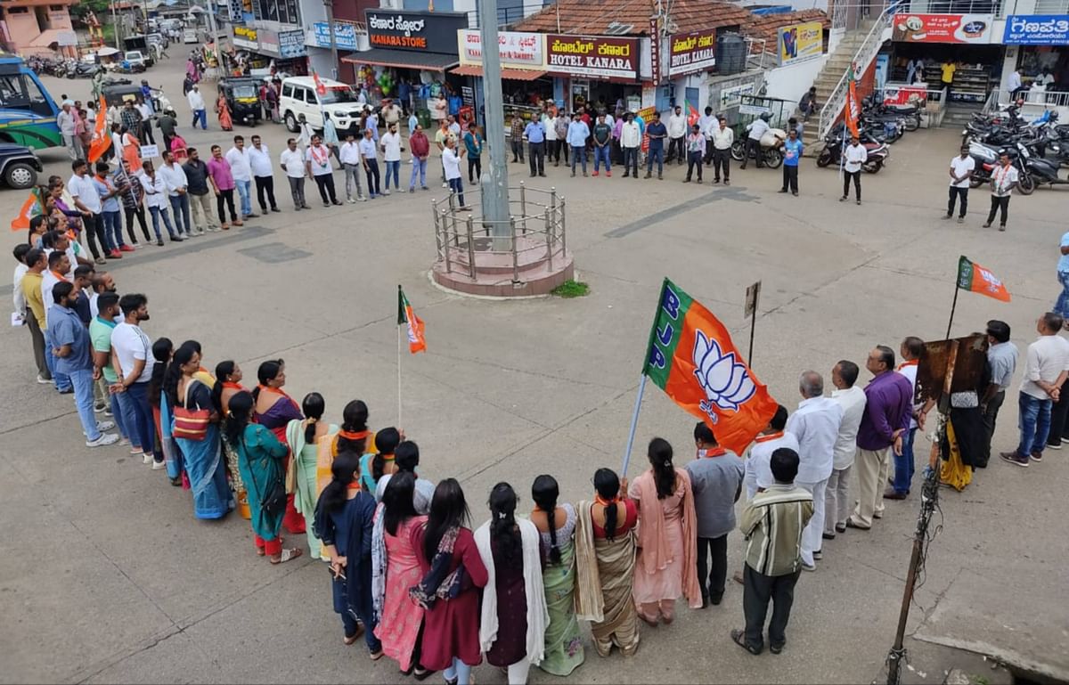 ಇಂಧನ ಬೆಲೆ ಏರಿಕೆ ಖಂಡಿಸಿ ಬಿಜೆಪಿ ಕಾರ್ಯಕರ್ತರು ಗುರುವಾರ ಸೋಮವಾರಪೇಟೆಯ ಪುಟ್ಟಪ್ಪ ವೃತ್ತದಲ್ಲಿ ಮಾನವ ಸರಪಳಿ ರಚಿಸಿ ಪ್ರತಿಭಟನೆ ನಡೆಸಿದರು.