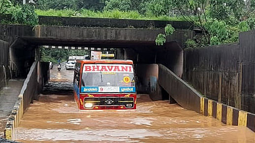 ಬಜಾಲ್‌ ರೈಲ್ವೆ ಅಂಡರ್‌ಪಾಸ್‌ನಲ್ಲಿ ನೀರು ತುಂಬಿರುವುದು