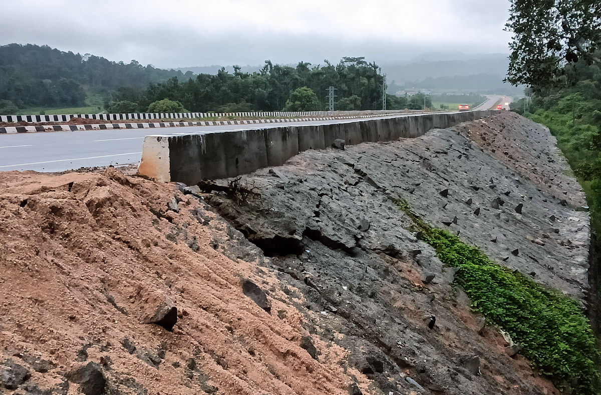 ಬೆಂಗಳೂರು– ಮಂಗಳೂರು ಚತುಷ್ಟಥ ಹೆದ್ದಾರಿಯ ಸಕಲೇಶಪುರ ಹೊರ ವರ್ತುಲ ರಸ್ತೆಯ ಬದಿಯಲ್ಲಿ ಗೇಬಿಯನ್ ವಾಲ್‌ ಬಿರುಕು ಬಿಟ್ಟು ರಸ್ತೆಯೇ ಕುಸಿಯುವ ಹಂತದಲ್ಲಿದೆ.