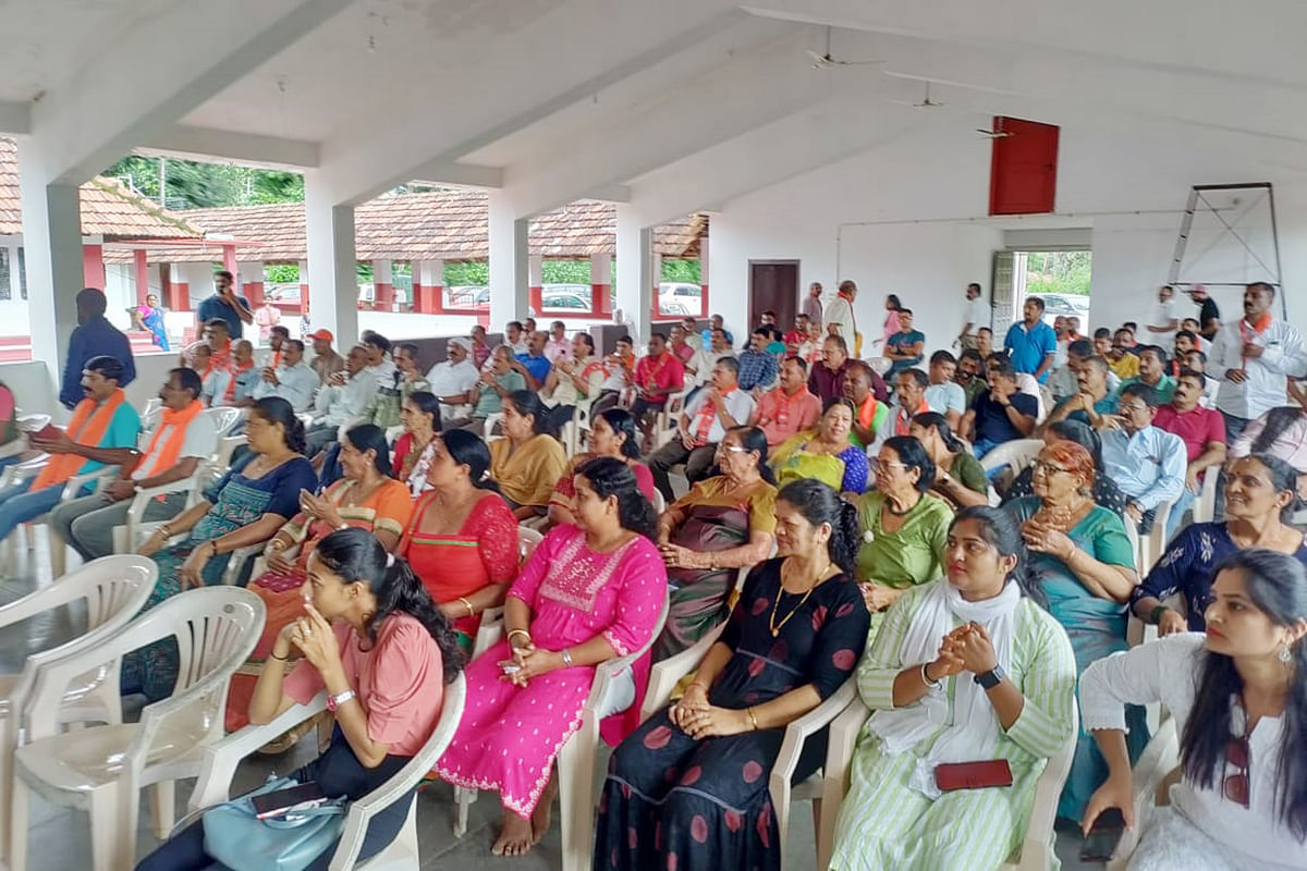 ಸಭೆಯಲ್ಲಿ ಭಾಗವಹಿಸಿದ್ದ ಪಕ್ಷ ಮುಖಂಡರು