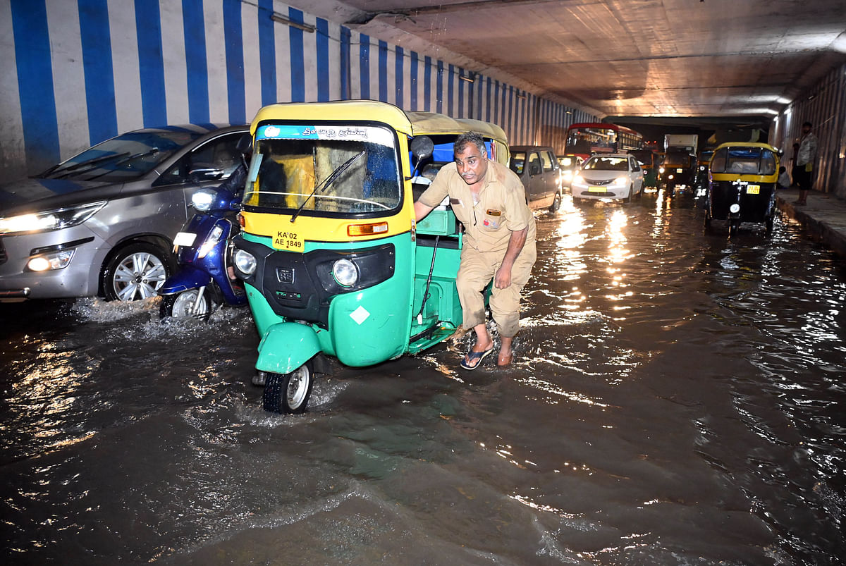 ನಗರದ ಖೋಡೆ ವೃತ್ತದ ಬಳಿಯ ರೈಲ್ವೆ ಕೆಳಸೇತುವೆಯಲ್ಲಿ ಮಳೆ ನೀರು ನಿಂತಿದ್ದರಿಂದ ವಾಹನ ಸವಾರರು ಪರದಾಡುವಂತಾಯಿತು. –ಪ್ರಜಾವಾಣಿ ಚಿತ್ರ/ ಕಿಶೋರ್‌ ಕುಮಾರ್‌ ಬೋಳಾರ್