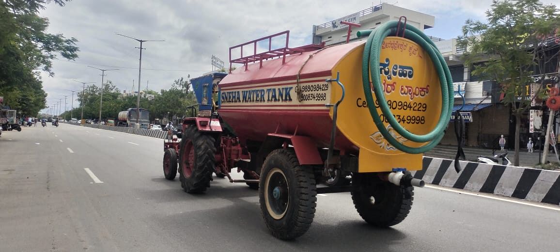 ಸಿಂಧನೂರಲ್ಲಿ ಕುಡಿಯುವ ನೀರು ಸಾಗಿಸುತ್ತಿರುವ ಖಾಸಗಿ ಟ್ಯಾಂಕರ್‌