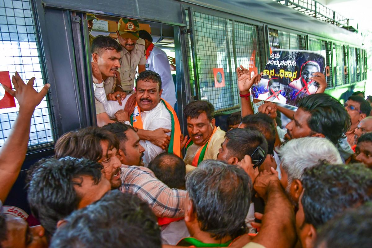 ಪ್ರತಿಭಟನೆಯಲ್ಲಿ ತೊಡಗಿದ್ದ ಶಾಸಕ ದೊಡ್ಡನಗೌಡ ಪಾಟೀಲ ಅವರನ್ನು ಪೊಲೀಸರು ವಾಹನದಲ್ಲಿ ಕರೆದೊಯ್ದ ಕ್ಷಣ