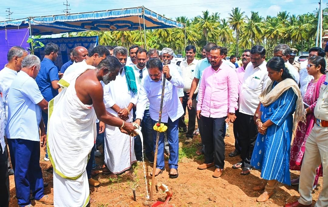 ನಾಗಮಂಗಲ ತಾಲ್ಲೂಕಿನ ಬೆಳ್ಳೂರು ಪ.ಪಂ ವ್ಯಾಪ್ತಿಯಲ್ಲಿ ನೂತನವಾಗಿ ನಿರ್ಮಾಣ ಮಾಡಲಾಗುತ್ತಿರುವ ರೈತ ಸಂಪರ್ಕ ಕೇಂದ್ರದ ನಿರ್ಮಾಣ ಕಾಮಗಾರಿಗೆ ಕೃಷಿ ಸಚಿವ ಎನ್.ಚಲುವರಾಯಸ್ವಾಮಿ ಚಾಲನೆ ನೀಡಿದರು.