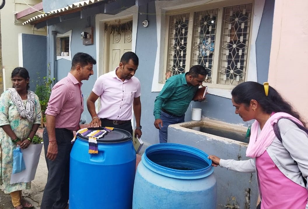 ಚಿಕ್ಕಮಗಳೂರು ನಗರದಲ್ಲಿ ಆರೋಗ್ಯ ಇಲಾಖೆ ಸಿಬ್ಬಂದಿ ಲಾರ್ವ ಸರ್ವೆ ನಡೆಸುತ್ತಿರುವುದು