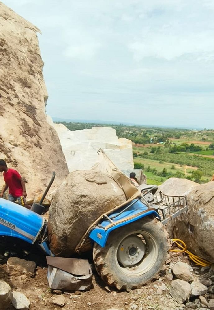 ಕೋಲಾರ ಜಿಲ್ಲೆಯ ಟೇಕಲ್‌ ಸಮೀಪ ಹಳೇಪಾಳ್ಯಬೆಟ್ಟದಲ್ಲಿ ಟ್ರ್ಯಾಕ್ಟರ್‌ ಮೇಲೆ ಬಂಡೆ ಉರುಳಿ ಬಿದ್ದಿರುವುದು