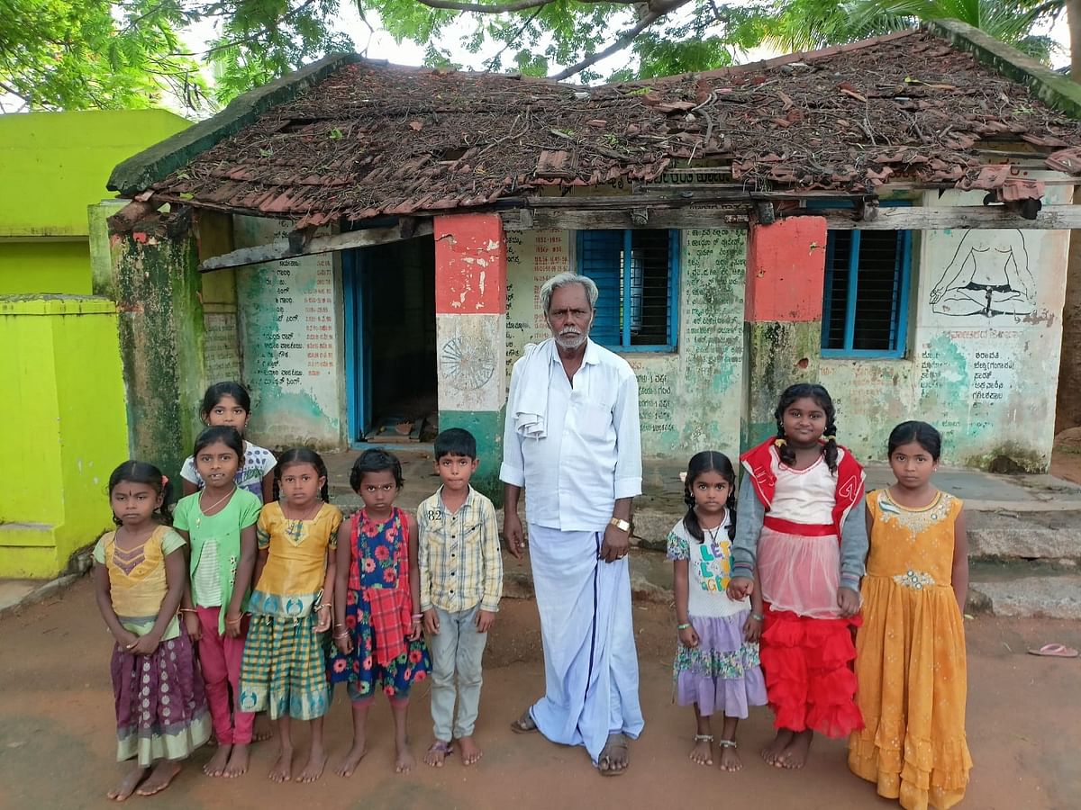 ಪಾವಗಡ ತಾಲ್ಲೂಕು ಉದ್ದಂಡಪ್ಪನ ಪಾಳ್ಯ ಶಿಥಿಲ ಶಾಲೆಯಲ್ಲಿ ಮಕ್ಕಳ ಕಲಿಕೆ