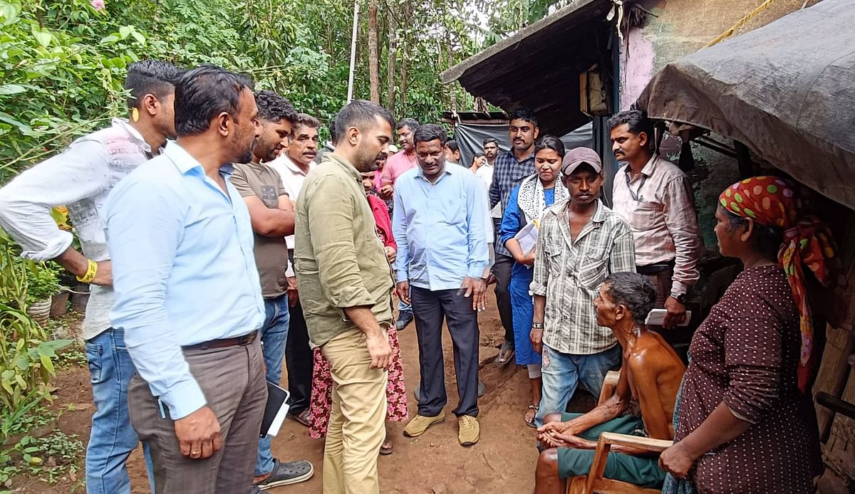 ಸೋಮವಾರಪೇಟೆ ಸಮೀಪದ ನೇಗಳ್ಳೆ ಗ್ರಾಮದ ಗಿರಿಜನರ ಹಾಡಿಯಲ್ಲಿ ರೋಗಪೀಡಿತ ವೃದ್ಧನ ಸಮಸ್ಯೆಯನ್ನು ಶಾಸಕ ಮಂತರ್ ಗೌಡ ಆಲಿಸಿದರು