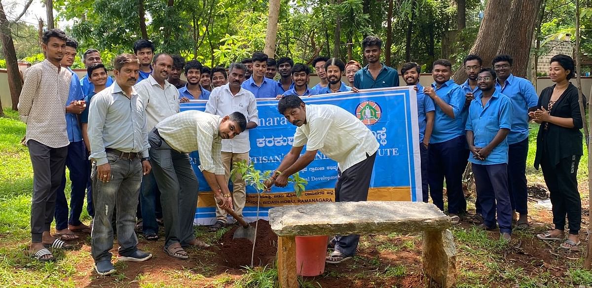 ರಾಮನಗರ ತಾಲ್ಲೂಕಿನ ಬಿಡದಿ ಹೋಬಳಿಯ ಜೋಗರದೊಡ್ಡಿಯಲ್ಲಿರುವ ಕೆನರಾ ಬ್ಯಾಂಕ್ ಕೆ.ಪಿ.ಜೆ ಪ್ರಭು ಕರಕುಶಲ ತರಬೇತಿ ಸಂಸ್ಥೆಯಲ್ಲಿ ಬುಧವಾರ ನಡೆದ ವಿಶ್ವ ಪರಿಸರ ದಿನಾಚರನೆಯಲ್ಲಿ ಸಂಸ್ಥೆ ನಿರ್ದೇಶಕರಾದ ಶಿವರಾಮ್ ಕೆ. ಹಾಗೂ ವಿದ್ಯಾರ್ಥಿಗಳು ಸಸಿ ನೆಟ್ಟರು. ಸಂಸ್ಥೆ ಸಿಬ್ಬಂದಿ ಸಿದ್ದಪ್ಪ ಚಂದ್ರಶೇಖರ್ ನರೇಶ್ ಕುಮಾರ್ ಶಿವಕುಮಾರ್ ಹಾಗೂ ವಿದ್ಯಾರ್ಥಿಗಳು ಇದ್ದಾರೆ