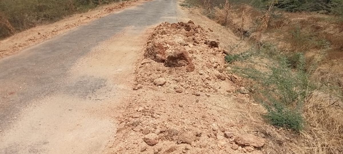 ರೋಣ ಬಾಸಲಾಪುರ ರಸ್ತೆಗೆ ಗರಸು ಸುರುವಿ ಹೋಗಿದ್ದು ಅದನ್ನು ಸಮತಟ್ಟು ಮಾಡದಿರುವುದರಿಂದ ಸಂಚಾರಕ್ಕೆ ತೊಂದರೆ ಆಗಿದೆ