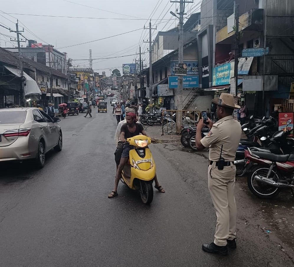 ವಿರಾಜಪೇಟೆ ಪಟ್ಟಣದಲ್ಲಿ ನಿಯಮ ಉಲ್ಲಂಘಿಸಿದ ವಾಹನ ಸವಾರರ ಚಿತ್ರವನ್ನು ಸೆರೆ ಹಿಡಿಯುತ್ತಿರುವ ಪೊಲೀಸ್ ಸಿಬ್ಬಂದಿ