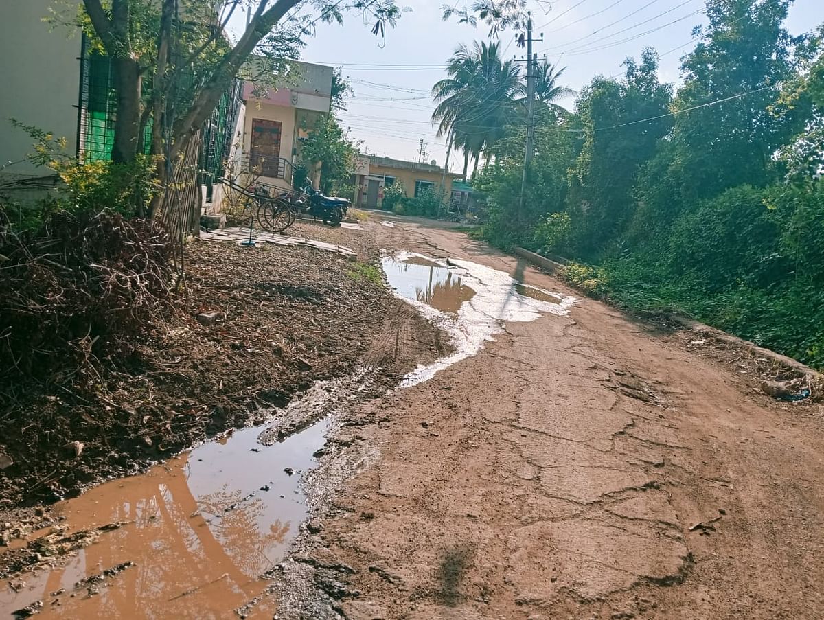 ಹೊಳೆಆಲೂರಿನಲ್ಲಿ ರಸ್ತೆ ಮೇಲೆ ನಿರಂತರವಾಗಿ ಹರಿಯುವ ಚರಂಡಿ ನೀರು