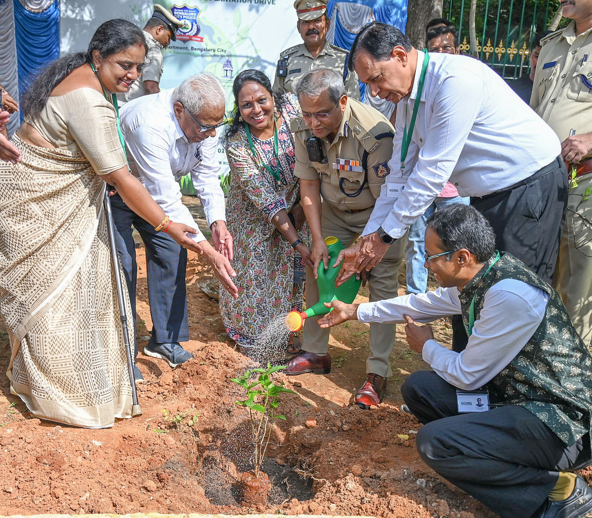 ವಿಶ್ವ ಪರಿಸರ ದಿನದ ಅಂಗವಾಗಿ ಆಡುಗೋಡಿಯಲ್ಲಿರುವ ಸಿಎಆರ್ (ನಗರ ಸಶಸ್ತ್ರ ಮೀಸಲು ಪಡೆ) ದಕ್ಷಿಣ ವಿಭಾಗದ ಮೈದಾನದಲ್ಲಿ ಬಿ. ದಯಾನಂದ ಎ.ಎನ್. ಯಲ್ಲಪ್ಪರೆಡ್ಡಿ ಅವರು ಸಸಿ ನೆಟ್ಟರು. ಪ್ರಜಾವಾಣಿ ಚಿತ್ರ