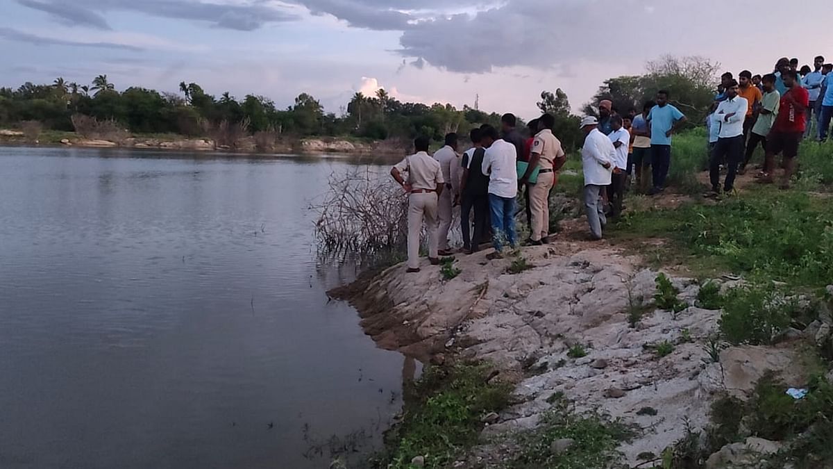 ಮೃತ ದೇಹದ ಹುಡುಕಾಟದಲ್ಲಿ ತೊಡಗಿರುವ ಅಗ್ನಿಶಾಮಕದಳ ಮತ್ತು ಪೊಲೀಸ್‌ ಸಿಬ್ಬಂದಿ