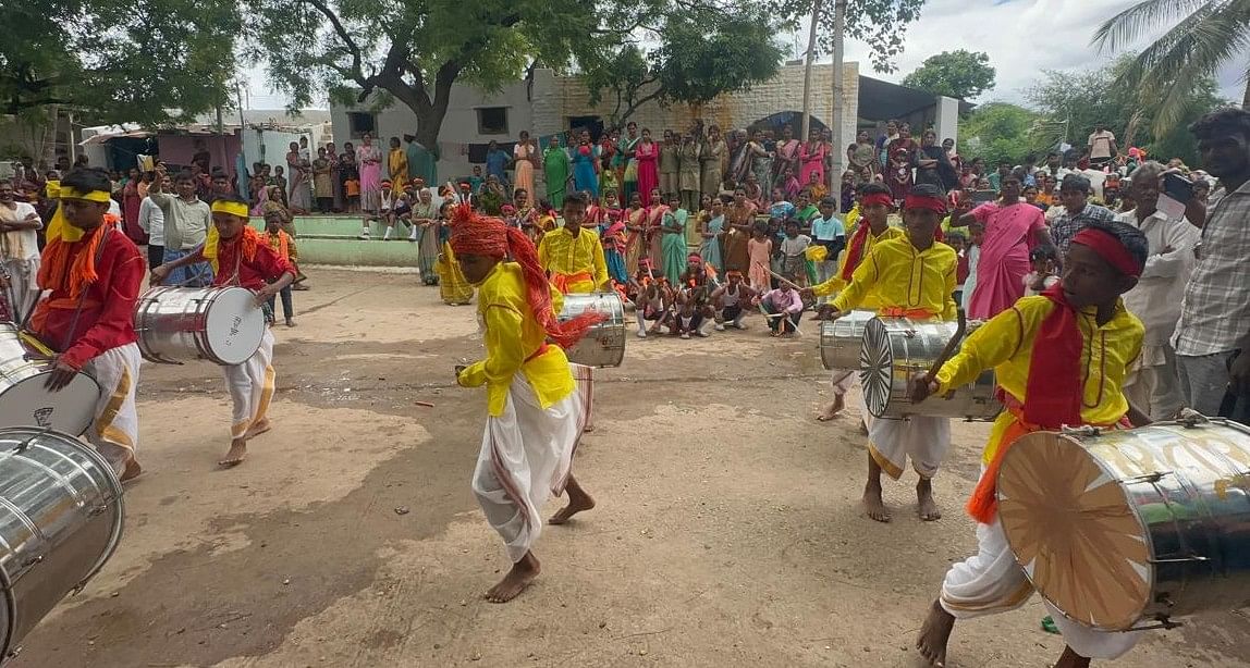 ಶಾಲಾ ಮಕ್ಕಳಿಂದ ಡೊಳ್ಳು ಕುಣಿತ ಆಕರ್ಷಿಸಿತು.