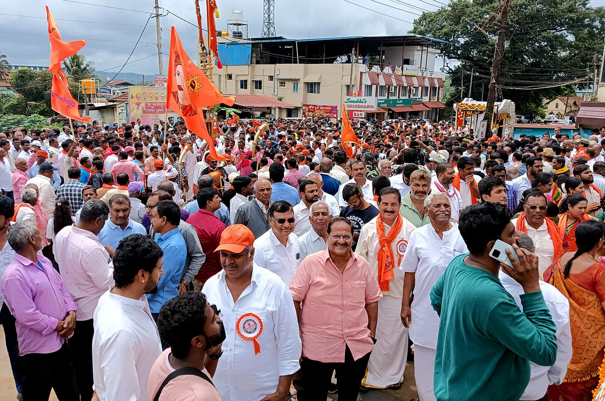 ಸಕಲೇಶಪುರದಲ್ಲಿ ಗುರುವಾರ ಬಸವೇಶ್ವರ ಕಂಚಿನ ಪ್ರತಿಮೆ ಲೋಕಾರ್ಪಣೆಗೊಂಡ ಸಂದರ್ಭದಲ್ಲಿ ನಡೆದ ಮೆರವಣಿಗೆಯಲ್ಲಿ ಭಾಗವಹಿಸಿದ್ದ ಜನ