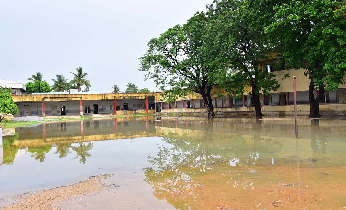 ರಾಯಚೂರಿನ ಎಸ್ಎಸ್‌ಆರ್‌ಜಿ ಮಹಿಳಾ ಕಾಲೇಜಿನ ಆವರಣದಲ್ಲಿ ನಿಂತಿದ್ದ ಮಳೆ ನೀರು