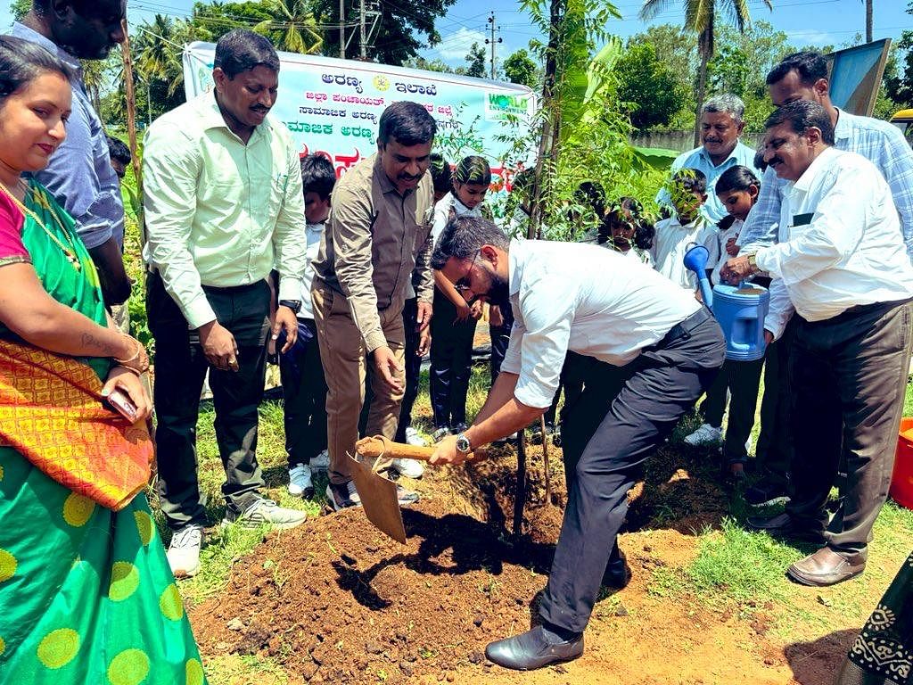 ವಿಶ್ವ ಪರಿಸರ ದಿನಾಚರಣೆ ಪ್ರಯುಕ್ತ ಜಿಲ್ಲಾ ಪಂಚಾಯಿತಿ ಮುಖ್ಯ ಕಾರ್ಯನಿರ್ವಾಹಕ ಅಧಿಕಾರಿ ದಿಗ್ವಿಜಯ್ ಬೋಡ್ಕೆ ಅವರು ರಾಮನಗರದ ಸಾಮಾಜಿಕ ಅರಣ್ಯ ಇಲಾಖೆಯ ಸಸ್ಯಕ್ಷೇತ್ರದಲ್ಲಿ ಬುಧವಾರ ಸಸಿ ನೆಟ್ಟು ಶಾಲಾ ಮಕ್ಕಳಿಗೆ ಸಸಿಗಳನ್ನು ವಿತರಿಸಿದರು. ಜಿ.ಪಂ. ಯೋಜನಾ ನಿರ್ದೇಶಕರು ಹಾಗೂ ಅರಣ್ಯ ಇಲಾಖೆ ಅಧಿಕಾರಿಗಳು ಇದ್ದಾರೆ