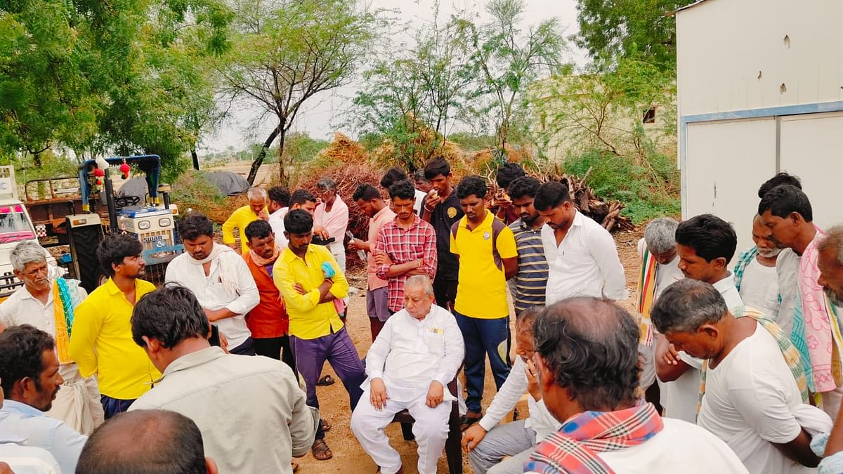 ಸೈದಾಪುರ ಸಮೀಪದ ಸಂಗವಾರ ಗ್ರಾಮದಲ್ಲಿ ಆತ್ಮಹತ್ಯೆ ಮಾಡಿಕೊಂಡ ರೈತನ ಮನೆಗೆ ಕಾಂಗ್ರೆಸ್ ಗ್ಯಾರಂಟಿ ಸಮಿತಿ ಜಿಲ್ಲಾ ಅಧ್ಯಕ್ಷ ಶರಣಿಕ ಕುಮಾರ್ ದೋಕಾ ಭೇಟಿ ನೀಡಿ ಕುಟುಂಬದವರಿಗೆ ಸಾಂತ್ವನ ಹೇಳಿದರು