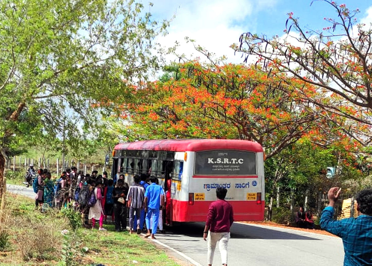 ದೊಡ್ಡಬಳ್ಳಾಪುರ | ಸಮಯಕ್ಕೆ ಬರಲಿ ಬಸ್‌, ಅರ್ಧದಲ್ಲೇ ನಿಲ್ಲದೇ ಇರಲಿ 