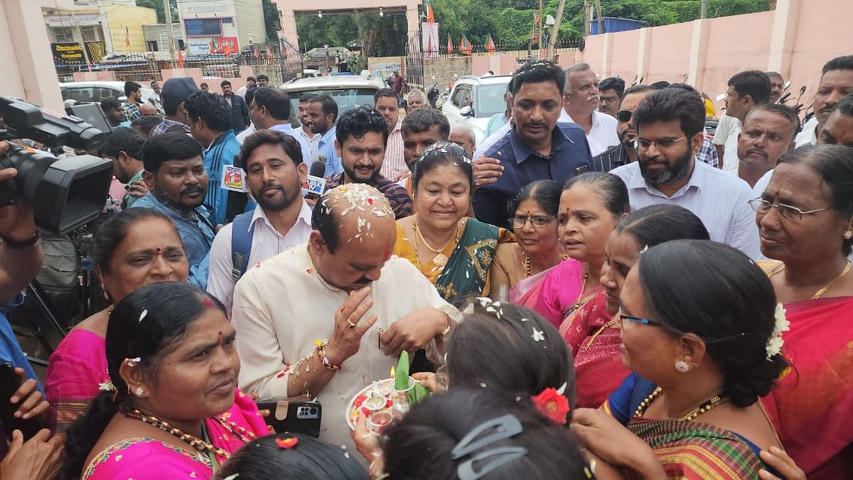 ಸಂಸದ ಬಸವರಾಜ ಬೊಮ್ಮಾಯಿ ಅವರಿಗೆ ಆರತಿ ಬೆಳಗಿ ಸ್ವಾಗತಿಸಿದ ಮಹಿಳಾ ಕಾರ್ಯಕರ್ತೆಯರು