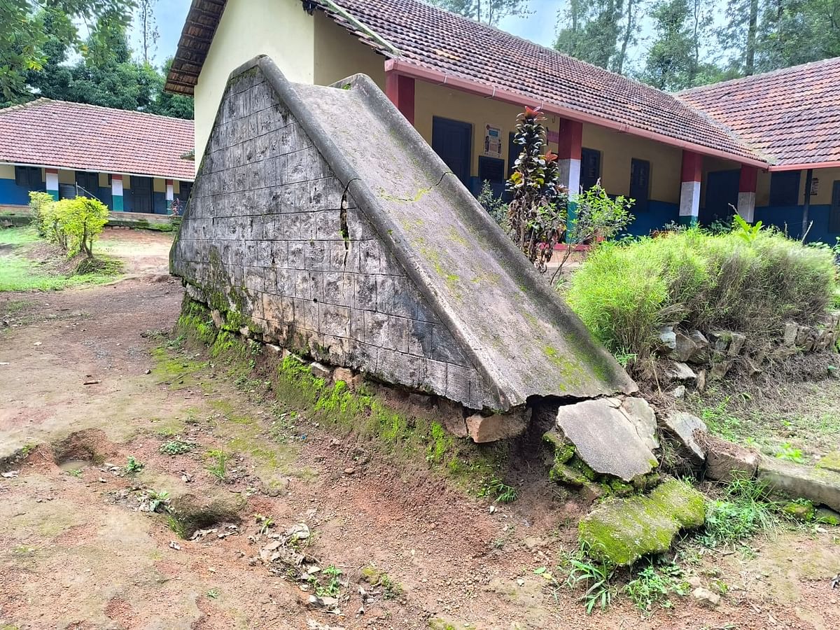 ಬೀಳುವ ಹಂತದಲ್ಲಿರುವ ಜಾರುಬಂಡೆ