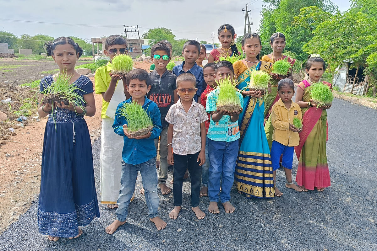 ಕವಿತಾಳ ಸಮೀಪದ ಹಿರೇಹಣಿಗಿ ಗ್ರಾಮದಲ್ಲಿ ಮಕ್ಕಳು ಶನಿವಾರ ಕರಿ ಆಚರಣೆಗೆ ಹೊಲಕ್ಕೆ ತೆರಳುತ್ತಿರುವುದು.