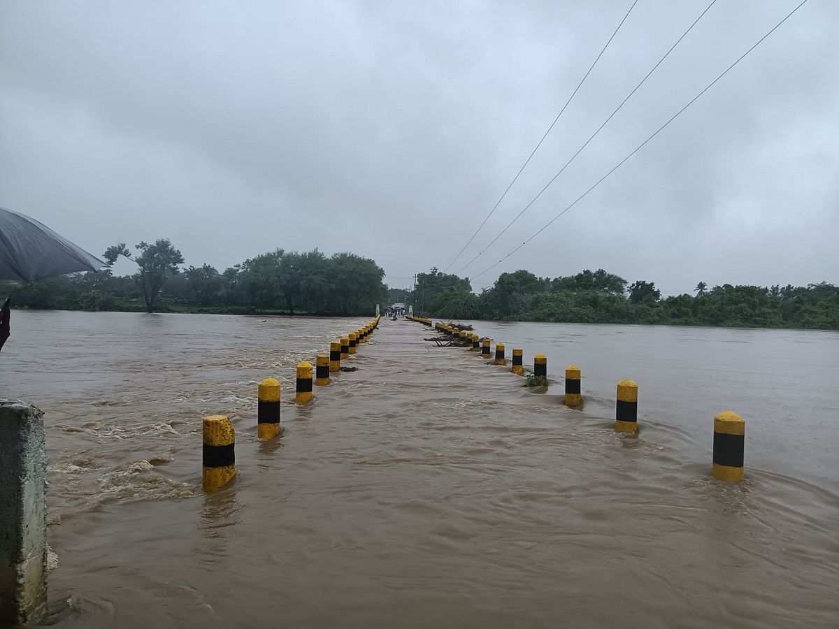 ಚಿಂಚೋಳಿ ತಾಲ್ಲೂಕಿನ ತಾಜಲಾಪುರ ಸಮೀಪದ ಮುಲ್ಲಾಮಾರಿ ನದಿ ಪ್ರವಾಹದಲ್ಲಿ ಮುಳುಗಡೆಯಾಗಿದ್ದ ಸೇತುವೆ