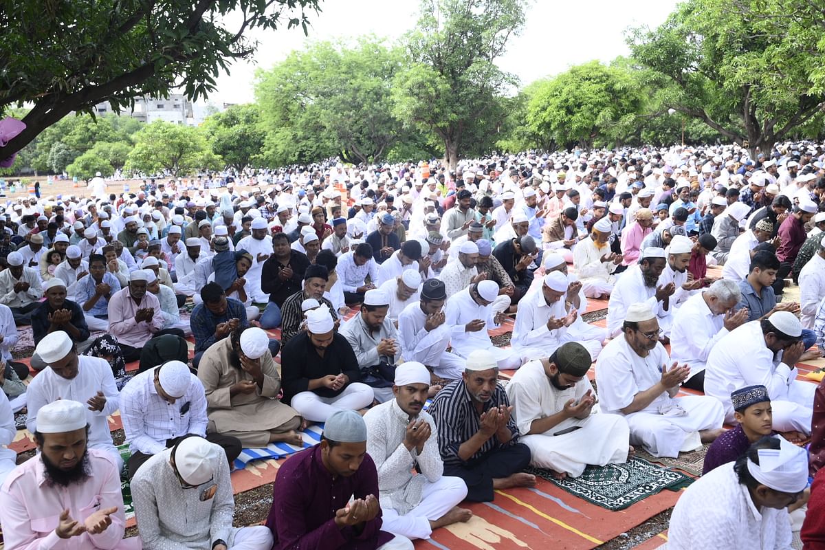 ಬೀದರ್‌ ಈದ್ಗಾ ಮೈದಾನದಲ್ಲಿ ಸಾಮೂಹಿಕ ಪ್ರಾರ್ಥನೆ ಸಲ್ಲಿಸಿದ ಮುಸ್ಲಿಮರು