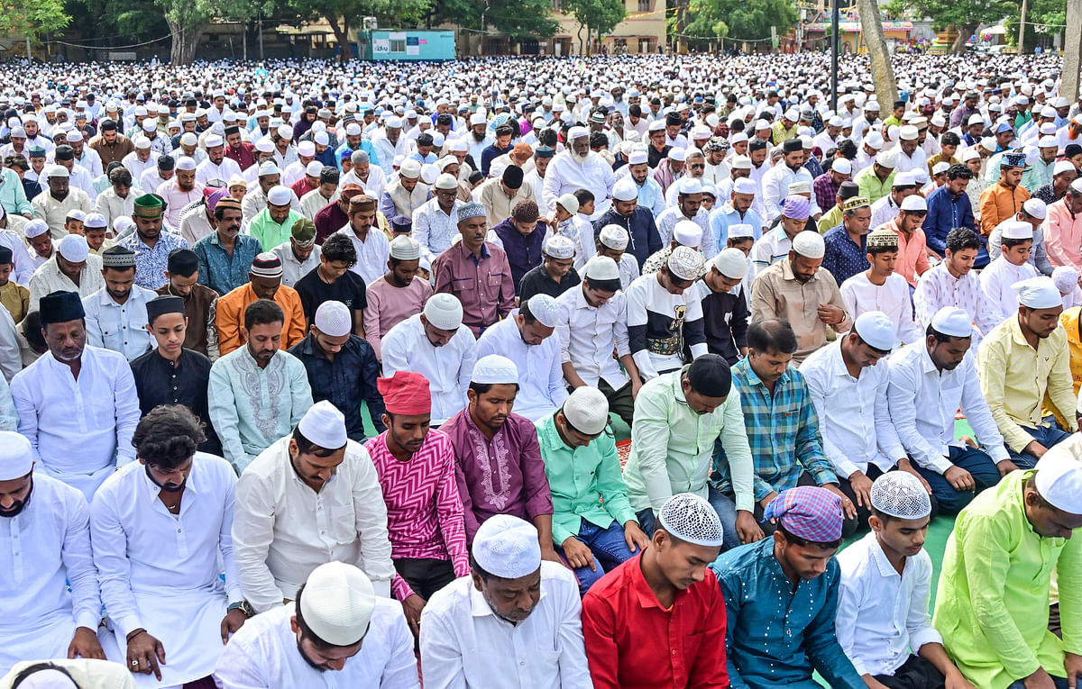 ಬೆಂಗಳೂರಿನ ಚಾಮರಾಜಪೇಟೆಯ ಈದ್ಗ ಮೈದಾನದಲ್ಲಿ ಈದ್ ಉಲ್ ಅದಾ ಹಬ್ಬದ ಅಂಗವಾಗಿ ಮುಸ್ಲಿಂ ಸಮುದಾಯದವರು ಸಾಮೂಹಿಕ ಪ್ರಾರ್ಥನೆ ಸಲ್ಲಿಸಿದರು. ಪ್ರಜಾವಾಣಿ ಚಿತ್ರ/ ಪ್ರಶಾಂತ್ ಎಚ್.ಜಿ.