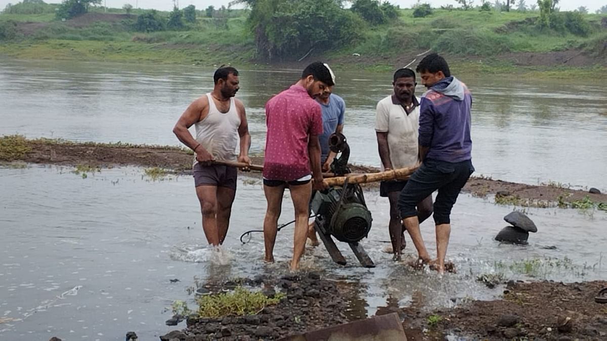 ಬಾವನ ಸವದತ್ತಿ ಗ್ರಾಮದ ಕೃಷ್ಣಾ ನದಿ ತೀರದಲ್ಲಿ ಪಂಪ್‌ಸೆಟ್ ಹೊರ ತೆಗೆಯುತ್ತಿರುವ ರೈತರು – ಪ್ರಜಾವಾಣಿ ಚಿತ್ರ