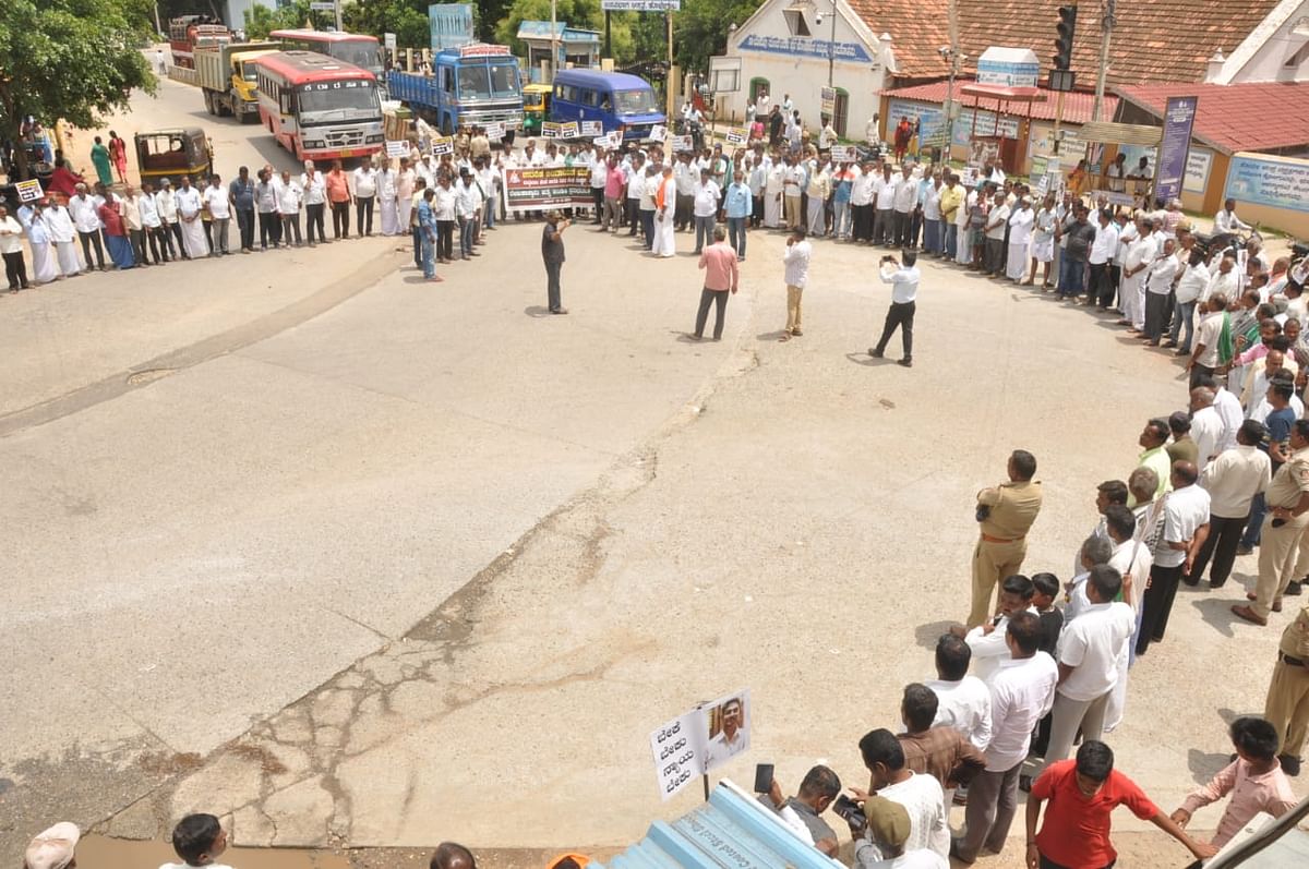 ಕೊಳ್ಳೇಗಾಲ ಎಡಿಬಿ ವೃತ್ತ ಹಾಗೂ ಮಸೀದಿ ವೃತ್ತದ ಬಳಿ ಮಾನವ ಸರಪಳಿ ಮಾಡಿದರು.