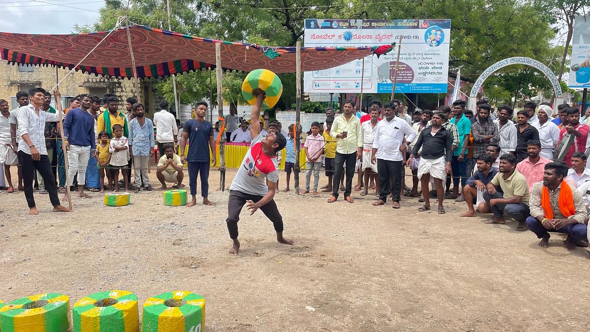 ತುರ್ವಿಹಾಳ ಪಟ್ಟಣದಲ್ಲಿ ಕಾರ ಹುಣ್ಣಿಮೆ ಅಂಗವಾಗಿ ಸಿಂಗ್ರಾಣಿ ಕಲ್ಲು ಎತ್ತುವ ಸ್ಪರ್ಧೆ ನಡೆಯಿತು