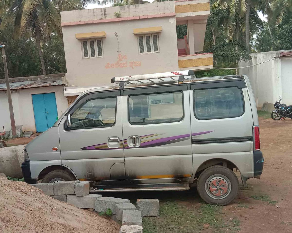 ಸೊಮವಾರ ಸುಡಲು ಯತ್ನಿಸಿದ ಇಕೋ ವಾಹನ