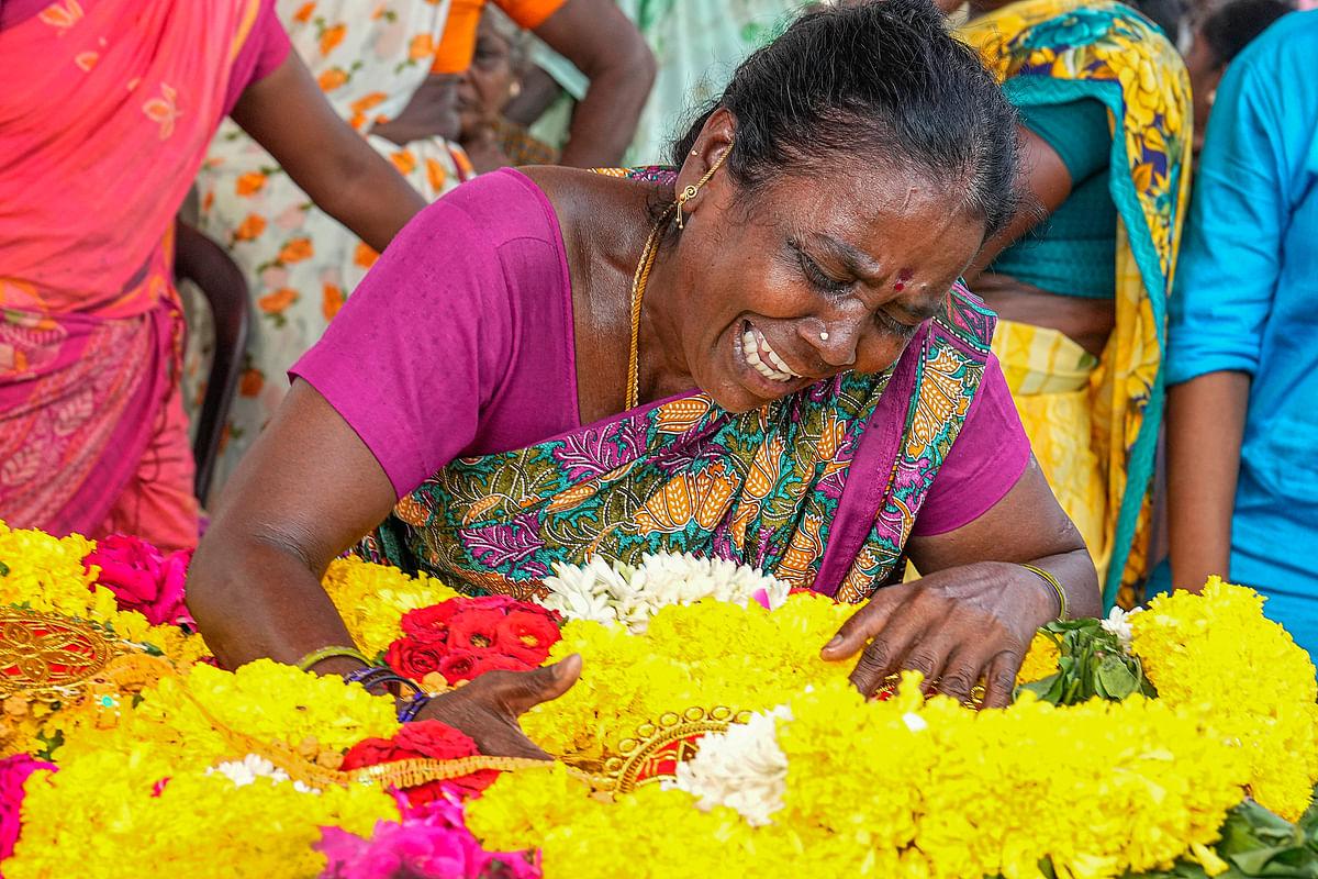 ಕಲ್ಲಕುರಿಚ್ಚಿಯಲ್ಲಿ ಕಳ್ಳಭಟ್ಟಿ ಸೇವನೆಯಿಂದ ಸಾವನ್ನಪ್ಪಿದ ವ್ಯಕ್ತಿಯ ಮುಂದೆ ಕಣ್ಣೀರಿಡುತ್ತಿರುವ ಮಹಿಳೆ– ಪಿಟಿಐ ಚಿತ್ರ