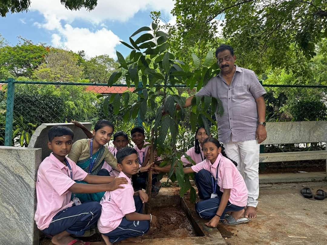 ಜಯನಗರದಲ್ಲಿ ಬಾಂಧವ ನಾಗರಾಜು ಅವರು ಶಾಲಾ ಮಕ್ಕಳೊಂದಿಗೆ ಸಸಿ ನೆಟ್ಟರು.