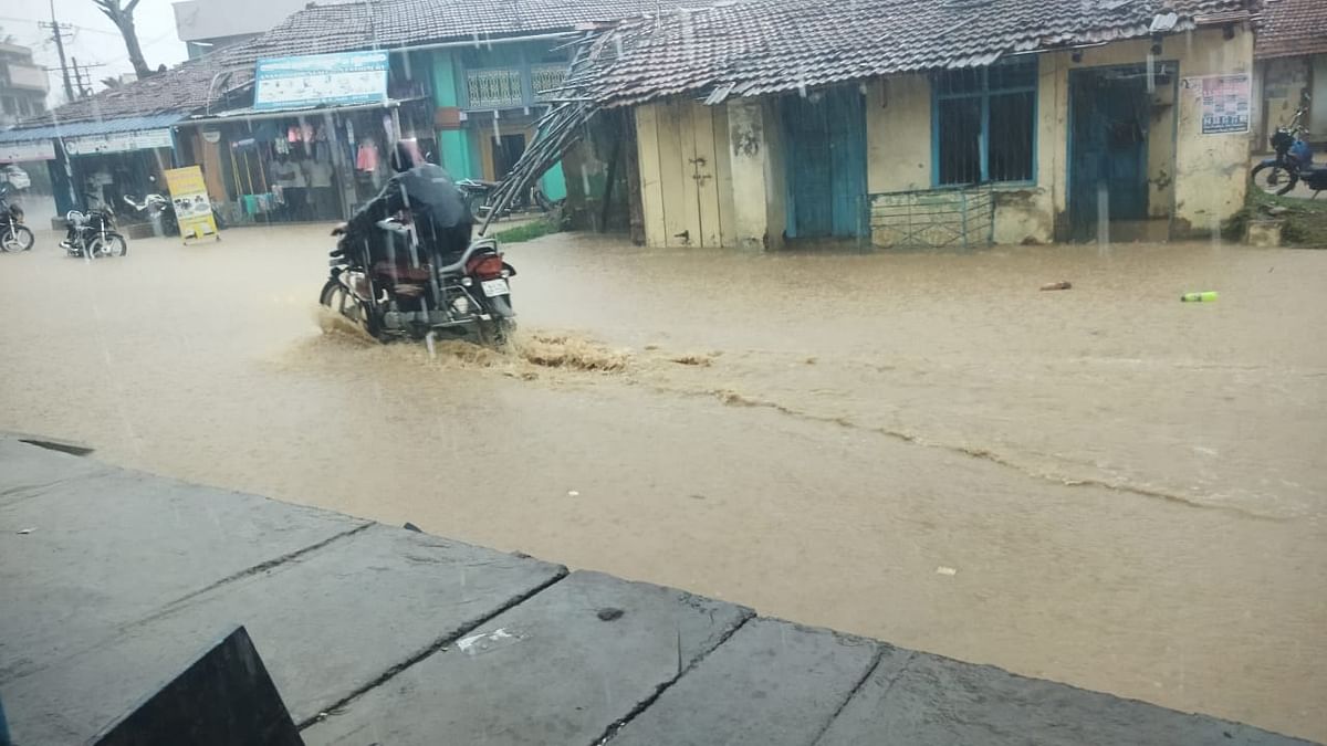 ಎಂ.ಕೆ.ಹುಬ್ಬಳ್ಳಿಯಲ್ಲಿ ಶುಕ್ರವಾರ ಸುರಿದ ಮಳೆಯಿಂದ ಮುಖ್ಯರಸ್ತೆ ಜಲಾವೃತಗೊಂಡಿದ್ದು ವಾಹನ ಸವಾರರೊಬ್ಬರು ಹರಸಾಹಸಪಟ್ಟು ಸಾಗಿದರು