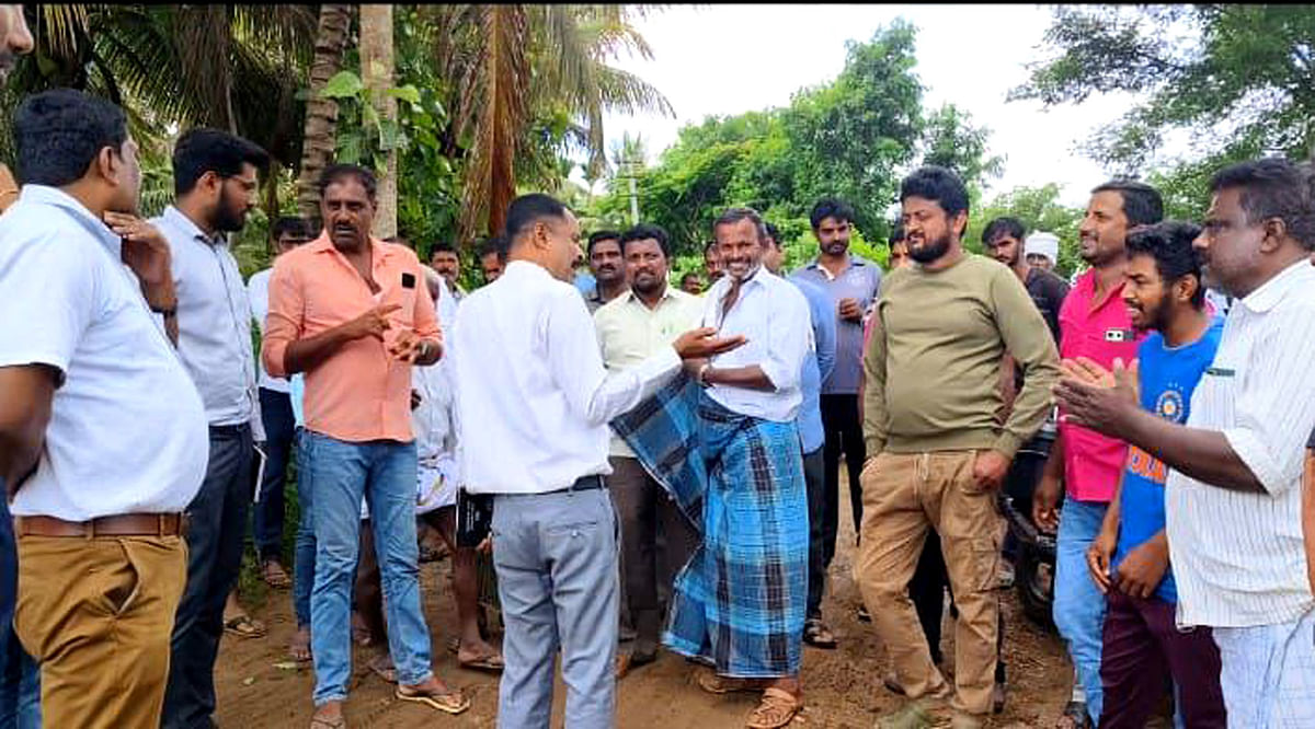 ಕಿಕ್ಕೇರಿ ಹೋಬಳಿಯ ಮಾದಿಹಳ್ಳಿ ಗ್ರಾಮದ ಸೇತುವೆ ನಿರ್ಮಾಣಕ್ಕೆ ಶುಕ್ರವಾರ ಗ್ರಾಮಸ್ಥರು ಅಧಿಕಾರಿಗಳಿಗೆ ಒತ್ತಾಯಿಸಿದರು. ಎ‌ಇ‌ಇ ಚಂದ್ರೇಗೌಡ ಶ್ರೀಧರ್ ಕಾಳೇಗೌಡ ಬಾಲರಾಜ್ ಪ್ರಶಾಂತ್ ನಾಗೇಗೌಡ ಲಕ್ಷ್ಮಣಗೌಡ ರಾಮೇಗೌಡ ಗಣೇಶ್‌ಗೌಡ ಚಂದ್ರು ಪುಟ್ಟಸ್ವಾಮಿ ಸಂತೋಷ್ ಭಾಗವಹಿಸಿದ್ದರು