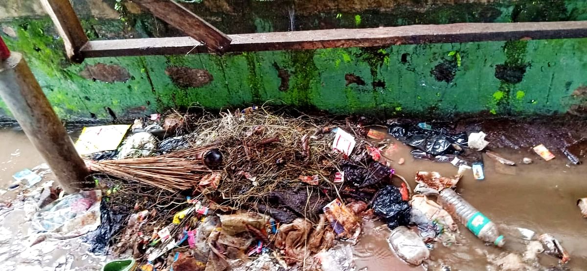 ಪಟ್ಟಣದ ಆಟೊರಿಕ್ಷಾ ನಿಲ್ದಾಣದ ಬಳಿ ಬಿದ್ದಿರುವ ಕಸದ ರಾಶಿ