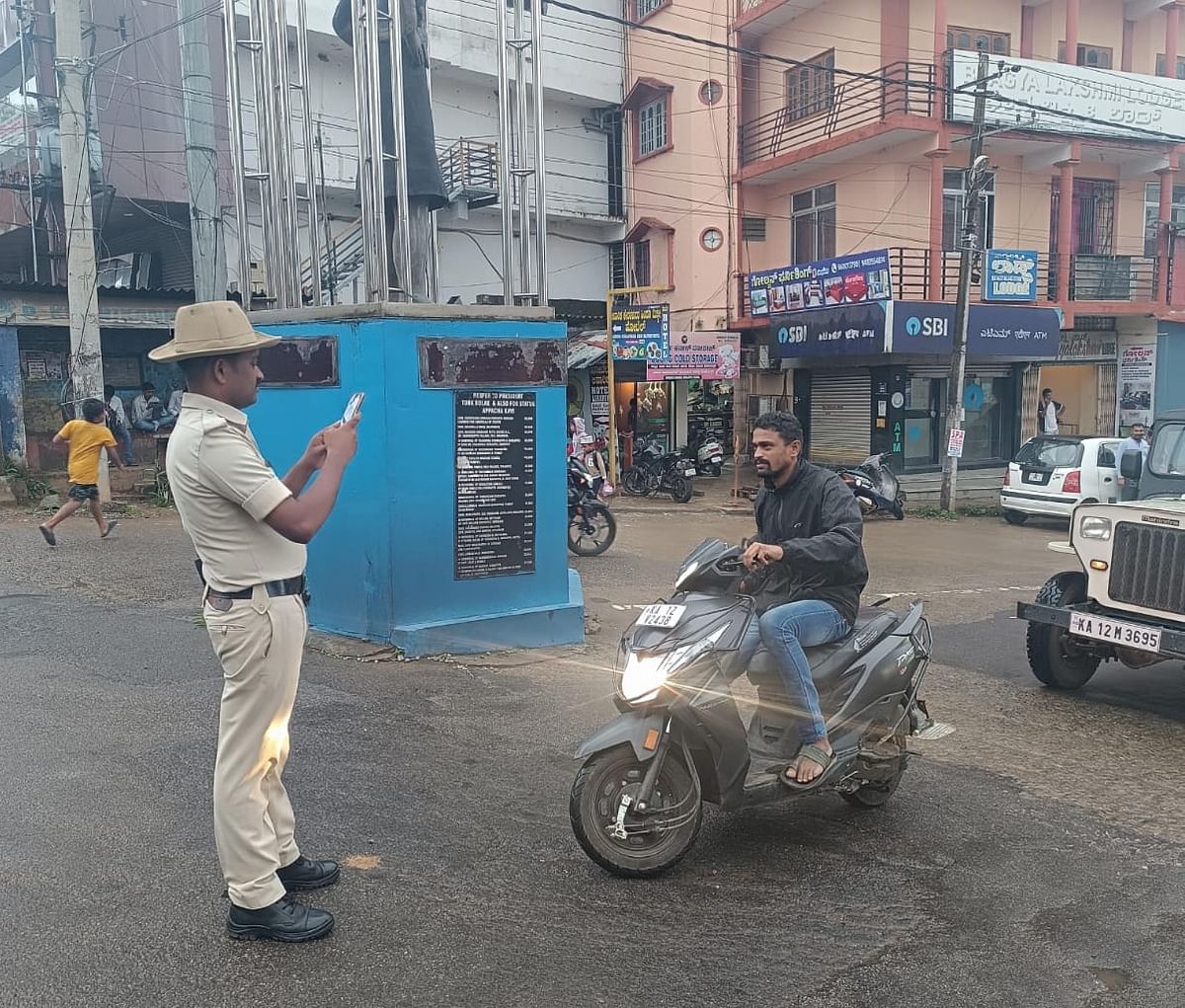 ವಿರಾಜಪೇಟೆ ಪಟ್ಟಣದಲ್ಲಿ ನಿಯಮ ಉಲ್ಲಂಘಿಸಿದ ವಾಹನ ಸವಾರರ ಚಿತ್ರವನ್ನು ಸೆರೆ ಹಿಡಿಯುತ್ತಿರುವ ಪೊಲೀಸ್ ಸಿಬ್ಬಂದಿ