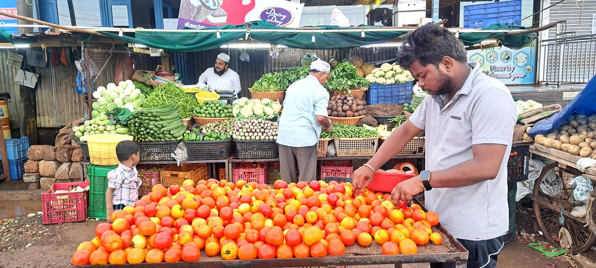 ಬೀದರ್‌ನ ಹಳೆ ಆರ್‌ಟಿಒ ಕಚೇರಿ ರಸ್ತೆಯಲ್ಲಿ ವ್ಯಾಪಾರಿಗಳು ತರಕಾರಿ ಮಾರುಕಟ್ಟೆ ಮಾಡುತ್ತಿರುವುದು