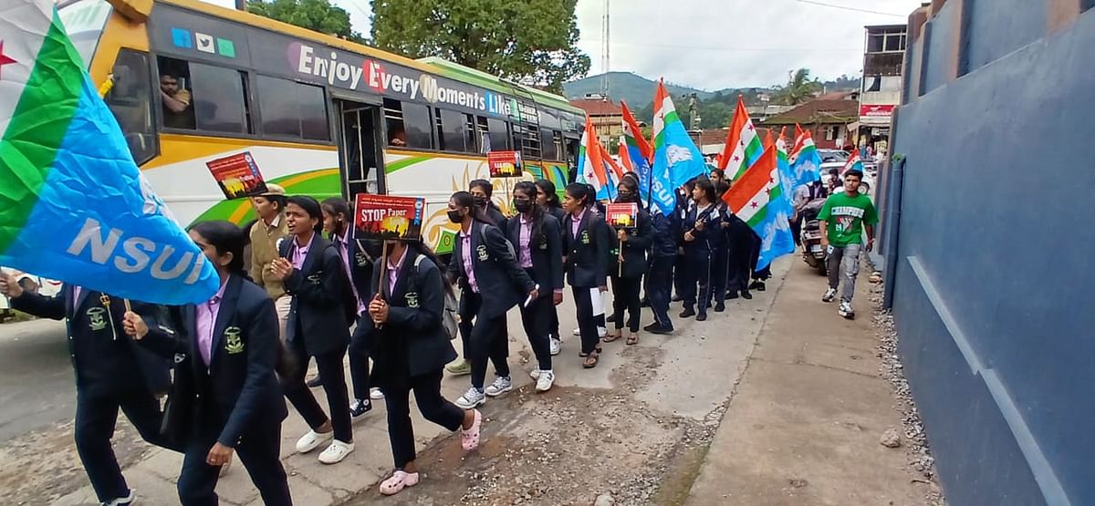 ಪ್ರತಿಭಟನಾ ರ‍್ಯಾಲಿಯಲ್ಲಿ ಹೆಚ್ಚಿನ ಸಂಖ್ಯೆಯಲ್ಲಿ ವಿದ್ಯಾರ್ಥಿಗಳು ಭಾಗವಹಿಸಿದ್ದರು