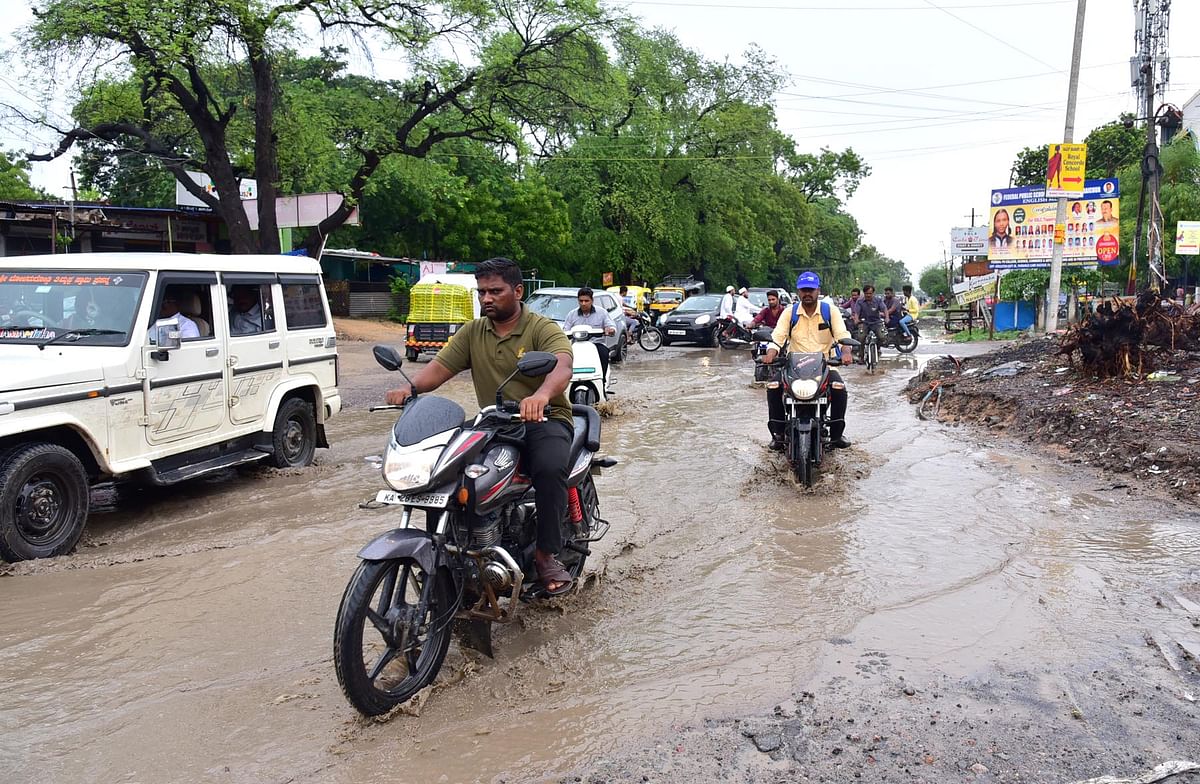 ರಾಯಚೂರು: ಗಟಾರು ಉಕ್ಕಿ ಹರಿದು ಸಂಚಾರಕ್ಕೆ ವ್ಯತ್ಯಯ