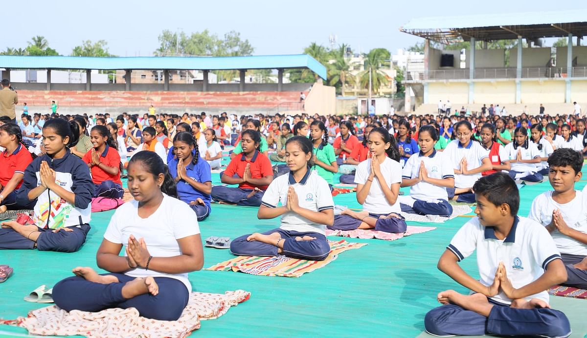 ಯೋಗ ದಿನಾಚರಣೆಯಲ್ಲಿ ವಿದ್ಯಾರ್ಥಿಗಳು ಯೋಗ ಅಭ್ಯಾಸ ಮಾಡಿದರು