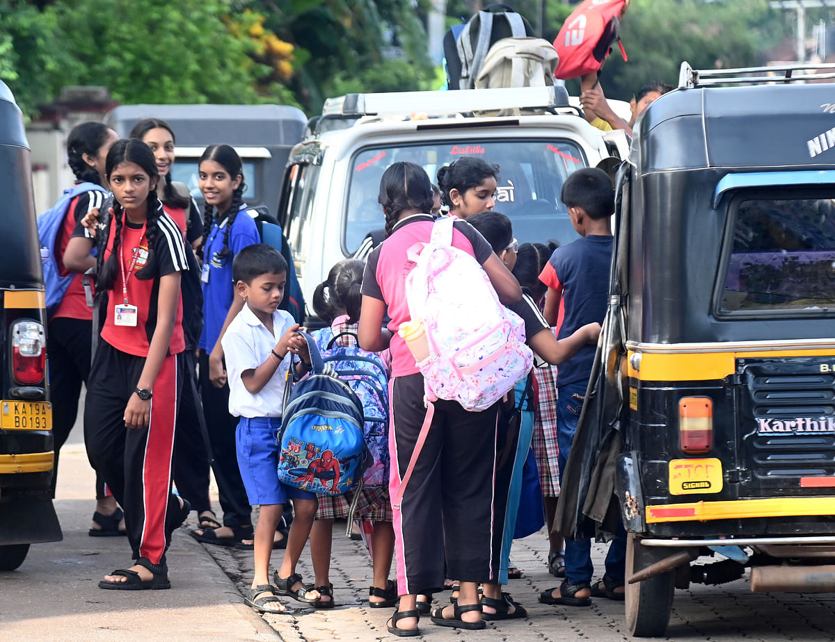 ಮಂಗಳೂರು ನಗರದ ಶಾಲೆಯೊಂದರ ಬಳಿ ವಾಹನದಿಂದ ಇಳಿದು ಬ್ಯಾಗ್‌ಗಳನ್ನು ಹೆಗಲಿಗೇರಿಸಿಕೊಳ್ಳುವ ಧಾವಂತದಲ್ಲಿ ವಿದ್ಯಾರ್ಥಿಗಳು –ಪ್ರಜಾವಾಣಿ ಚಿತ್ರ/ಫಕ್ರುದ್ದೀನ್ ಎಚ್ 