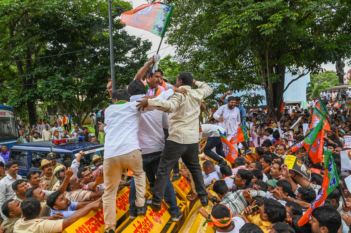 ಮುಖ್ಯಮಂತ್ರಿ ಸಿದ್ದರಾಮಯ್ಯ ರಾಜೀನಾಮೆಗೆ ಆಗ್ರಹಿಸಿ ಬಿಜೆಪಿ ರಾಜ್ಯ ಘಟಕದ ಅಧ್ಯಕ್ಷ ಬಿ.ವೈ.ವಿಜಯೇಂದ್ರ ನೇತೃತ್ವದಲ್ಲಿ ಪ್ರತಿಭಟನೆ ನಡೆಯಿತು  –ಪ್ರಜಾವಾಣಿ ಚಿತ್ರ/ ಎಂ.ಎಸ್‌.ಮಂಜುನಾಥ್‌